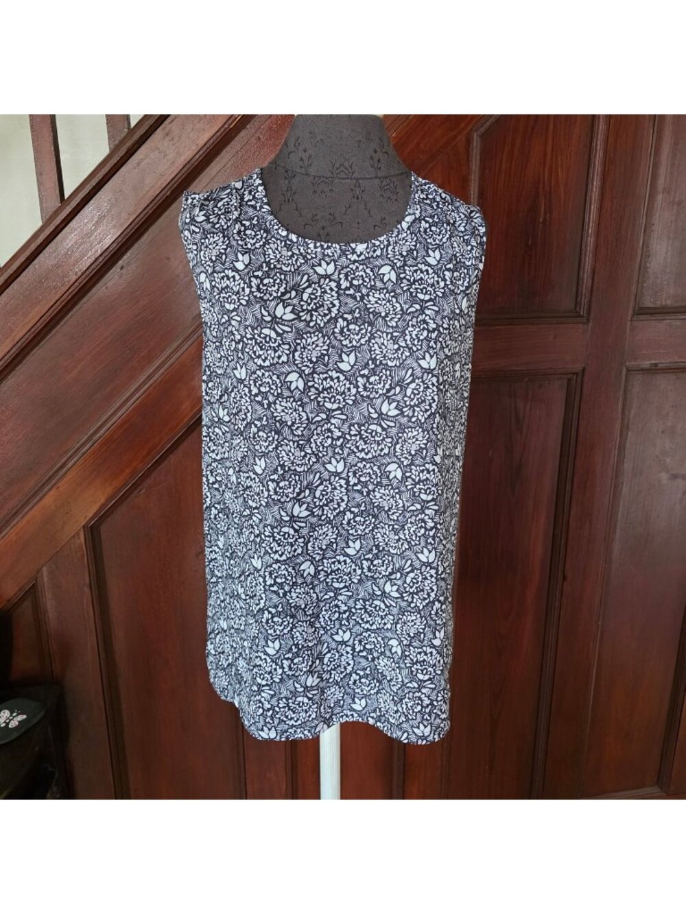 Lands End Womens Sleeveless Black & White Floral Print Top M 10-12